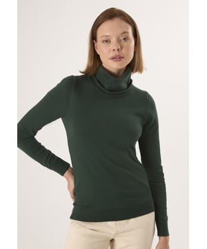 Wir präsentieren den Felix Hardy Fine Cable Knit Turtleneck Women's Sweater! Dieser Pullover verkörpert die für Felix Hardy typische Mischung aus Eleganz und Stil. Er ist aus 100 % Baumwolle gefertigt und bietet maximalen Komfort und Qualität. Die weiche Textur und die strapazierfähige Konstruktion sorgen für Wärme an kalten Wintertagen und machen ihn zu einem vielseitigen Essential in Ihrem Kleiderschrank. Der Pullover wurde mit Blick auf die neuesten Trends entworfen und zeichnet sich durch ein elegantes, feines Zopfmuster aus, das ihm einen modernen und eleganten Touch verleiht. Der Rollkragen bietet ein gemütliches und raffiniertes Aussehen, das durch lange Ärmel für zusätzlichen Schutz und Komfort ergänzt wird. Er ist perfekt für den Alltag und lässt sich mühelos mit Jeans, Röcken oder Hosen kombinieren. Für einen lässigen und dennoch raffinierten Look kombinieren Sie den Pullover mit Skinny Jeans und Stiefeln. Mit einem Bleistiftrock und hohen Absätzen lässt er sich nahtlos in einen eleganten Abendlook verwandeln. In den kälteren Monaten können Sie den Pullover mit einem passenden Schal ergänzen, der nicht nur wärmt, sondern auch stilvoll ist. Die Pflege dieses Pullovers ist einfach: Handwäsche oder Maschinenwäsche in kaltem Wasser empfohlen. Bügeln Sie ihn bei Bedarf bei geringer Hitze und vermeiden Sie Bleichmittel und chemische Reinigung, um seine Qualität zu erhalten. Der Fine Cable Knit Turtleneck Women's Sweater von Felix Hardy zeichnet sich durch seine hochwertigen Materialien und seine sorgfältige Verarbeitung aus, die ihn zu einem unverzichtbaren Teil der Garderobe in dieser Wintersaison machen. Bleiben Sie warm und stilvoll durch die Saison!