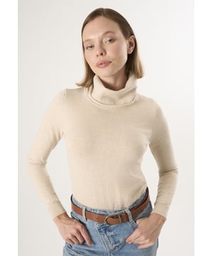 Wir präsentieren den Felix Hardy Fine Cable Knit Turtleneck Women's Sweater! Dieser Pullover verkörpert die für Felix Hardy typische Mischung aus Eleganz und Stil. Er ist aus 100 % Baumwolle gefertigt und bietet maximalen Komfort und Qualität. Die weiche Textur und die strapazierfähige Konstruktion sorgen für Wärme an kalten Wintertagen und machen ihn zu einem vielseitigen Essential in Ihrem Kleiderschrank. Der Pullover wurde mit Blick auf die neuesten Trends entworfen und zeichnet sich durch ein elegantes, feines Zopfmuster aus, das ihm einen modernen und eleganten Touch verleiht. Der Rollkragen bietet ein gemütliches und raffiniertes Aussehen, das durch lange Ärmel für zusätzlichen Schutz und Komfort ergänzt wird. Er ist perfekt für den Alltag und lässt sich mühelos mit Jeans, Röcken oder Hosen kombinieren. Für einen lässigen und dennoch raffinierten Look kombinieren Sie den Pullover mit Skinny Jeans und Stiefeln. Mit einem Bleistiftrock und hohen Absätzen lässt er sich nahtlos in einen eleganten Abendlook verwandeln. In den kälteren Monaten können Sie den Pullover mit einem passenden Schal ergänzen, der nicht nur wärmt, sondern auch stilvoll ist. Die Pflege dieses Pullovers ist einfach: Handwäsche oder Maschinenwäsche in kaltem Wasser empfohlen. Bügeln Sie ihn bei Bedarf bei geringer Hitze und vermeiden Sie Bleichmittel und chemische Reinigung, um seine Qualität zu erhalten. Der Fine Cable Knit Turtleneck Women's Sweater von Felix Hardy zeichnet sich durch seine hochwertigen Materialien und seine sorgfältige Verarbeitung aus, die ihn zu einem unverzichtbaren Teil der Garderobe in dieser Wintersaison machen. Bleiben Sie warm und stilvoll durch die Saison!