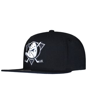 Show your Anaheim Ducks pride with the Mitchell &amp; Ness NHL Anaheim Ducks Evergreen Vintage Cap. This cap combines classic design with modern comfort, making it a must-have for any Ducks fan.
Key features:
Classic Anaheim Ducks Logo: 

Features a bold, white embroidered team logo on the front crown, adding a touch of team spirit to your look.


Premium Quality Construction: 

Crafted from durable materials, this cap ensures lasting wear and comfort throughout the day.

Adjustable Snapback Closure: 

Equipped with an adjustable snapback, it provides a customizable fit suitable for all head sizes.

Retro-Inspired Design: 

The black and white color scheme and flat brim design offer a nostalgic feel, paying homage to the Ducks' iconic past.

Structured 6-Panel Design: 

Boasts a structured six-panel construction, delivering a sharp, modern look.

Official Mitchell &amp; Ness Merchandise: 

As part of the Mitchell &amp; Ness collection, this cap offers authenticity and quality, making it a valuable addition to any fan's wardrobe.

Whether you're attending a game, hanging out with friends, or simply adding to your collection, the Mitchell &amp; Ness NHL Anaheim Ducks Evergreen Vintage Cap is the perfect way to represent your team with vintage-inspired style.