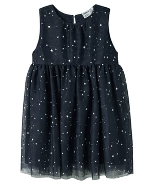 Dieses Festkleid ist die perfekte Wahl für besondere Anlässe. Der zarte Chiffon verleiht dem Design eine elegante Leichtigkeit. Ärmel los betont es den festlichen und modernen Partystyle. Der Rundhalsausschnitt wirkt klassisch und zeitlos. Hinten lässt sich das Kleid mit Knopf und Schlinge schließen. Knielang geschnitten, sorgt es für eine charmante Silhouette. Der festliche Aufdruck setzt funkelnde Akzente. Innen ist es mit weichem Stoff dünn gefüttert und somit absolut kratzfrei. Das gewebte Label innen rundet die Qualität ab. Ein Kleid, das Komfort und festlichen Glanz vereint.