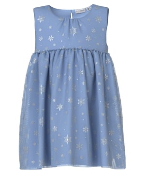 Dieses Festkleid ist die perfekte Wahl für besondere Anlässe. Der zarte Chiffon verleiht dem Design eine elegante Leichtigkeit. Ärmel los betont es den festlichen und modernen Partystyle. Der Rundhalsausschnitt wirkt klassisch und zeitlos. Hinten lässt sich das Kleid mit Knopf und Schlinge schließen. Knielang geschnitten, sorgt es für eine charmante Silhouette. Der festliche Aufdruck setzt funkelnde Akzente. Innen ist es mit weichem Stoff dünn gefüttert und somit absolut kratzfrei. Das gewebte Label innen rundet die Qualität ab. Ein Kleid, das Komfort und festlichen Glanz vereint.