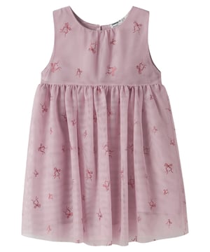Dieses Festkleid ist die perfekte Wahl für besondere Anlässe. Der zarte Chiffon verleiht dem Design eine elegante Leichtigkeit. Ärmellos betont es den festlichen und modernen Partystyle. Der Rundhalsausschnitt wirkt klassisch und zeitlos. Hinten lässt sich das Kleid mit Knopf und Schlinge schließen. Knielang geschnitten, sorgt es für eine charmante Silhouette. Der festliche Aufdruck setzt funkelnde Akzente. Innen ist es mit weichem Stoff dünn gefüttert und somit absolut kratzfrei. Das gewebte Label innen rundet die Qualität ab. Ein Kleid, das Komfort und festlichen Glanz vereint.