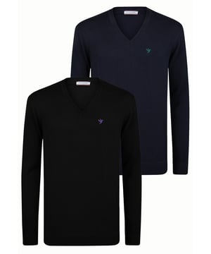 Der zeitlose und vielseitige Felix Hardy Men's Classic V-Neck Knit Sweater ist ein unverzichtbares Kleidungsstück für den modernen Gentleman. Er ist aus weichem, leichtem Strickstoff gefertigt und bietet eine klare Silhouette mit einem raffinierten V-Ausschnitt, der sich mühelos über Hemden legen lässt oder für sich allein steht. Dieser Pullover, der sich sowohl für das Büro als auch für die Freizeit eignet, vereint Komfort und Raffinesse und ist somit ein zuverlässiges Lieblingsteil für die ganze Saison.