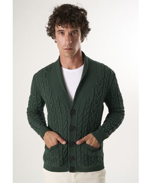 Diese Herrenstrickjacke von Felix Hardy verbindet modernen Stil mit Komfort. Sie besteht aus einer Mischung aus 50 % Baumwolle und 50 % Acryl und bietet ein weiches und leichtes Tragegefühl, das sie für alle Jahreszeiten geeignet macht. Die Baumwolle sorgt für natürliche Atmungsaktivität und Komfort, während das Acryl die Haltbarkeit und Wärme der Strickjacke erhöht.  Die Strickjacke mit klassischem und zeitlosem Design hat eine geknöpfte Vorderseite, die das Tragen erleichtert, sowie Rippbündchen an den Ärmeln und am Saum, die für die Formstabilität sorgen. Die sorgfältig gefertigte Strickjacke ist eine ideale Wahl sowohl für legere als auch für elegante Freizeitoutfits.  Sie ist in verschiedenen Farben erhältlich und kann mühelos mit verschiedenen Hosen und Hemden kombiniert werden. Ob mit einem T-Shirt für einen lässigen Look oder mit einem Hemd für formellere Anlässe, diese vielseitige Strickjacke erfüllt alle Ihre Stilanforderungen.  Um die Qualität dieser Strickjacke zu erhalten, wird empfohlen, sie bei 30 Grad Celsius in der Maschine zu waschen und bei niedriger Temperatur zu bügeln. Vermeiden Sie Wäschetrockner und Bleichmittel.  Die Herrenstrickjacke von Felix Hardy ist ein stilvolles und funktionelles Stück, das einen Platz in Ihrem Kleiderschrank verdient hat. Sie bietet eine Mischung aus hochwertigen Materialien und durchdachtem Design.