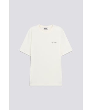 Kurzärmeliges Herren-T-Shirt mit normaler Passform aus Stretch-Baumwolljersey. Ein Stück mit minimalem und essentiellem Stil, personalisiert mit einem Logodruck auf Wasserbasis auf der Vorderseite. Perfekt für alle, die eine entspannte Eleganz suchen, ohne auf Qualität und Komfort zu verzichten. Ideal, um Ihre Freizeitoutfits mit einem diskreten und raffinierten Touch zu vervollständigen. Hauptmerkmale: Passform: Normale Passform Material: Stretch-Baumwolljersey Details: Wasserbasierter Logodruck auf der Vorderseite