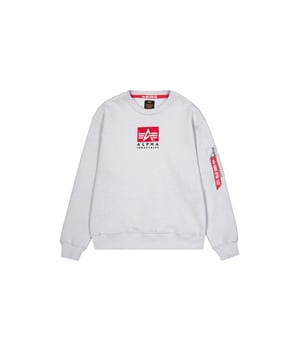 Der Satin Logo Pullover von Alpha Industries vereint Stil und Qualität. Die normale Passform sorgt für Komfort, während die Mischung aus Baumwolle und Polyester ein angenehmes Tragegefühl garantiert. Hervorstechende Details wie das Alpha-Logo auf der Vorderseite und die Utility-Tasche machen ihn einzigartig. Gerippte Bündchen garantieren eine perfekte Passform, und das RBF-Etikett fügt eine persönliche Note hinzu. Mit dem RBF-Nackenband und dem gebürsteten Fleece ist der Pullover sowohl stylisch als auch bequem. Das Alpha Industries-Label und das Flaggenetikett am Ärmel runden das Design ab.