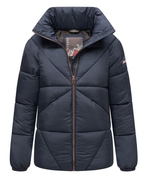Die Damen Winterjacke Schokolinaa von Navahoo überzeugt mit modernem Steppmuster, warmer Fütterung und geringem Eigengewicht. Ein hochstehender, weich gefütterter Kragen schützt zuverlässig vor Wind und Kälte. Versteckte Seitentaschen mit Fleecefutter und eine sichere Innentasche bieten praktischen Stauraum. Mit ihrem femininen Schnitt, hochwertigen Materialien und detailverliebten Logo-Elementen ist sie der ideale Begleiter für Übergangszeit und Winter.