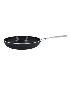 
<h2>Demeyere Alu Pro 5 Ceraforce koekenpan 30 cm</h2>
<ul>
<li>Ontwikkeld in België</li>
<li>Aluminium bodem van 5 mm geeft je een snelle warmtegeleiding</li>
<li>Specifieke Radiant® bodem vorm zorgt voor een blijvend vlak bakoppervlak</li>
<li>TriplInduc® technologie - kook tot 30% sneller, efficiënter en met meer controle op inductie</li>
<li>Geschikt voor alle kookplaten, inclusief inductie, tot 230 °C. Niet gebruiken onder de grill en niet in flamberen</li>
<li>Ceraforce keramische antiaanbaklaag, het gezonde alternatief. Hittebestendig tot 230 °C</li>
<li>Ergonomische gegoten grepen en rivetten uit roestvrij staal: stevige bevestiging</li>
<li>Kan in de vaatwasser, maar handwas is aanbevolen voor de optimale levensduur van het product</li>
<li>5 jaar garantie op productiefouten bij huishoudelijk gebruik</li>
</ul>
<p><strong>Uitgebreide omschrijving</strong></p>
<p>Met de Alu Pro 5 koekenpannen van Demeyere kun je zonder zorgen bakken en braden. Gemaakt van gesmeed aluminium dat zowel robuust als licht is. De keramische Ceraforce® antiaanbaklaag is krasbestendig en vrij van PTFE en PFAS, waardoor je gezonder kunt koken met minder vetstof en zonder dat je gerechten aanbakken. Het gebruik van houten of siliconen accessoires is aanbevolen om beschadiging te voorkomen.</p>
<p>De unieke Radiant® bodem zorgt voor extra stabiliteit en optimaal contact met de kookplaat, waardoor de warmte gelijkmatig wordt verdeeld. De exclusieve TriplInduc® technologie zorgt voor een perfecte prestatie op inductie, met tot 30% minder energieverbruik dan bij andere pannen. Deze pannen reageren bovendien snel op veranderingen in temperatuur, dit gebeurd veel sneller dan RVS pannen!</p>
<p>De Alu Pro 5 koekenpannen hebben een doordacht en makkelijk hanteerbaar design, met een ijzersterke prijs-kwaliteitverhouding. Het matzwarte gesmede aluminium is prachtig in contrast met de blinkende roestvrijstalen greep. Deze lichtgewichten zijn supermakkelijk te hanteren en schoon te maken. De pannen mogen in de vaatwasser maar voor een optimale levensduur van de anti aanbaklaag word handafwas aanbevolen. </p>
