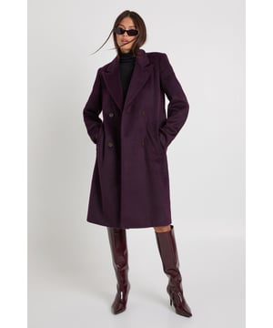 Wrap up in the latest coats and jackets and get out-there with your outerwearBreathe life into your new season layering with the latest coats and jackets from boohoo. Supersize your silhouette in a padded jacket, stick to sporty styling with a bomber, or protect yourself from the elements in a plastic raincoat. For a more luxe layering piece, faux fur coats come in fondant shades and longline duster coats give your look an androgynous edge.