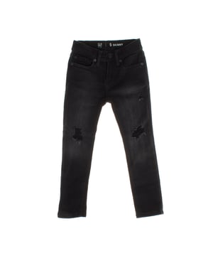 Este pantal√≥n skinny para ni√±as presenta un estilo moderno y atrevido. 

Confeccionado en mezclilla ajustada, ofrece un calce ce√±ido a lo largo de las piernas, brindando una silueta estilizada. 

Los detalles desgastados y rasgados en las rodillas a√±aden un toque casual y urbano, perfecto para un look actual. 

Adem√°s, el dise√±o incluye el cl√°sico modelo de cinco bolsillos y un cierre frontal con cremallera y bot√≥n, asegurando comodidad y practicidad. 

Este jean es ideal para combinar con diferentes prendas y calzado, logrando un estilo vers√°til y juvenil.
 Composici√≥n: 61% Algod√≥n, 37% Poli√©ster, 2% Elastano
 Cuidados:
- Lavar a m√°quina con agua fr√≠a.
- Utilizar colores similares en el lavado.
- Evitar el uso de blanqueadores.
- Secar a baja temperatura en secadora.
- Planchar a baja temperatura.
- No lavar en seco.