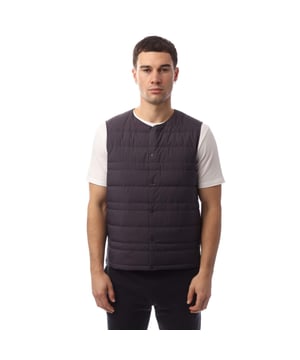 100 % Nylon. Füllung: Synthetische Daunen. Design: Gequiltet. Stofftechnologie: Atmungsaktiv, Leicht, Thermisch. Gefüttert, Gepolstert. Ausschnitt: Rundhals. Ärmellänge: Ohne Ärmel. Verschluss: Druckknopf. Saum: Gerade. S: 38 in. M: 40 in. L: 44 in. XL: 48 in. XXL: 52 in.