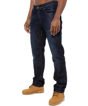 Jeans de mezclilla para hombre Enzo de diseñador con corte recto y ajuste regular. Con un ajuste regular y un corte de pierna recta clásico, ofrecen un look relajado pero moderno que es perfecto para cualquier ocasión. Cuentan con un seguro cierre de cremallera, dos bolsillos frontales, dos bolsillos traseros y un bolsillo para monedas que añade funcionalidad. Estos jeans están diseñados tanto para la función como para la moda. Con el parche del logotipo distintivo de Enzo en la cintura trasera, aportan un toque de diseñador premium a tu vestimenta casual. (EZ408)