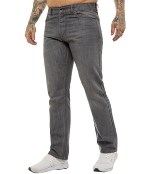 Jeans de mezclilla de diseñador para hombre Enzo - Corte recto y ajuste regular. Con un ajuste regular y un corte clásico de pierna recta, ofrecen un aspecto relajado pero moderno que es perfecto para cualquier ocasión. Presentan un cierre de cremallera seguro, dos bolsillos frontales, dos bolsillos traseros y un bolsillo para monedas para mayor funcionalidad. Estos jeans están diseñados tanto para la función como para la moda. Terminados con la característica placa del logo Enzo en la parte trasera de la cintura, aportan un toque de diseñador premium a tu vestimenta informal. (EZ408)
