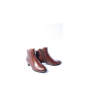 
Merk: Everybody, Model: Enkellaars, Materiaal: Leer, Hakhoogte: 2 cm, Kleur: Bruin