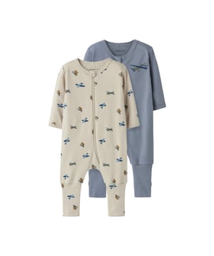 
De jongens baby pyjama suits van Name It combineren comfort en speelsheid in een praktische 2-pack, perfect voor rustige nachten én vrolijke ochtenden. Gemaakt van zachte interlock jersey voelen deze pyjama suits prettig aan op de huid en bieden ze voldoende stretch voor volop bewegingsvrijheid.
