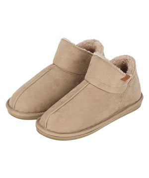 
De Apollo Dames Pantoffels Suede geven jouw voeten de warmte en luxe die je verdient. Deze stijlvolle homeboots hebben een unikleurige buitenzijde in een suede-look en zijn heerlijk zacht van binnen. Met de stevige, slijtvaste zool met goede grip kun je zowel binnen als even buiten stevig staan.