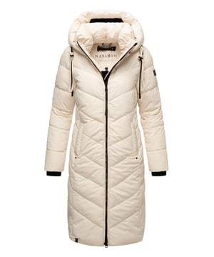 Die lange Damen Steppjacke Sahnekatzii von Navahoo vereint Stil, Komfort und Funktionalität. Mit abnehmbarer, großzügig gefütterter Kapuze, hochschließendem Kragen und warmer Wattierung schützt sie zuverlässig vor Wind und Kälte. Praktische Taschen mit Fleecefutter, zusätzliche Reißverschlussfächer und robuste 2-Wege-Reißverschlüsse sorgen für Alltagstauglichkeit. Trendige Steppung, modische Details und leicht taillierter Schnitt machen diese Jacke zum perfekten Begleiter in der kalten Jahreszeit.
Material: Oberstoff, Futter & Wattierung 100% Polyester