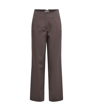 
De Only Raven life high waist straight slit pant in bruin combineert een strakke hoge taille met een eigentijdse, wijdvallende pijp die elegant langs het been valt. Gemaakt van een mix van gerecycled polyester en polyester voelt de stof soepel aan en behoudt tegelijkertijd structuur, waardoor de nette naadjes de silhouetlijnen subtiel accentueren. Door de aansluitende pasvorm bij de heupen ontstaat een flatterend contrast met de brede vorm van de broekspijpen, wat zowel kracht als nonchalante elegantie uitstraalt. Aan de onderzijde geven de splitten langs de zijnaden net dat beetje beweging dat je look luchtiger maakt zonder aan verfijning in te boeten. Deze pantalon is een veelzijdige basis: draag hem met een aansluitende top voor een verfijnde look of combineer met een oversized trui voor een relaxte touch, en laat de hoge taille je houding en uitstraling versterken. De bruine kleur maakt het eenvoudig om te combineren, terwijl het merk Only garant staat voor moderne details en draagbaarheid.