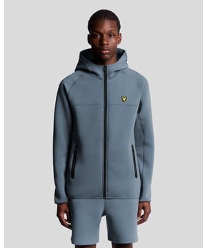 Een strakke en functionele hoodie gemaakt van neopreen, ontworpen om lichtgewicht warmte te bieden en een stijlvolle look voor actieve dagen en casual gebruik. - Normale pasvorm voor comfortabele bewegingsvrijheid - Duurzame neopreen met stretch - Ritssluiting voor verstelbare bedekking - Kangoeroezak voor essentiële spullen - Geribbelde manchetten en zoom voor een strakke afwerking