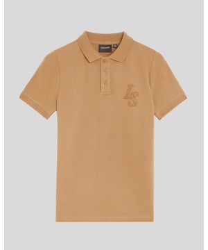 Deze stoere en speelse polo heeft een opvallende monogramprint die energie geeft aan de garderobe van elke jongen. Gemaakt voor langdurig comfort en stijl. - Zachte katoenen stof voor ademend vermogen, de hele dag door. - Opvallend monogramdesign geeft karakter. - Geribbelde kraag en manchetten voor structuur.