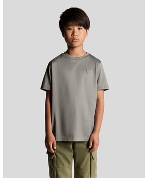 Dit zachte en duurzame kinder-T-shirt biedt een frisse kijk op de dagelijkse stijl met een strakke, veelzijdige look die geschikt is voor alledaagse spelletjes. - Klassiek tonaal ontwerp met adelaarmotief - Comfortabele ronde hals - Gemaakt voor dagelijkse avonturen - Gemakkelijk te combineren en matchen