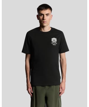 Feiere das Spiel mit diesem lässig geschnittenen Baumwoll-T-Shirt. Entworfen für Komfort, verfügt es über ein fußballinspiriertes Grafikdesign, das deinem Alltagslook echten Charakter verleiht.

- Lässiger Schnitt für ganztäglichen Komfort
- Fußballinspiriertes Grafikdruck
- Rippkragen
- Weicher Baumwollstoff für atmungsaktiven Tragekomfort