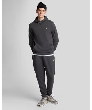 Op maat gemaakte slim fit joggers van zacht katoen voor een stijlvolle, comfortabele dagelijkse look.

- Zachte katoenen stof voor ademend comfort
- Slim fit voor een moderne silhoutte
- Elastische tailleband met verstelbaar trekkoord
- Zakken aan de zijkant en een achterzak voor gemak
- Ideaal voor casual kleding en athleisure stijl