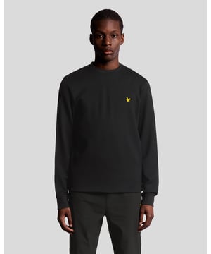 Bleiben Sie bequem und einsatzbereit in diesem leichten Sweatshirt, das für Atmungsaktivität und Bewegungsfreiheit entwickelt wurde. Seine normale Passform und das weiche Material machen es zum perfekten Lagenteil für Sport oder Freizeit. - Leichtes Material für Atmungsaktivität - Normale Passform für hohen Tragekomfort - Weicher Griff für ganztägigen Komfort - Gerippte Bündchen und Saum für ein gepflegtes Finish