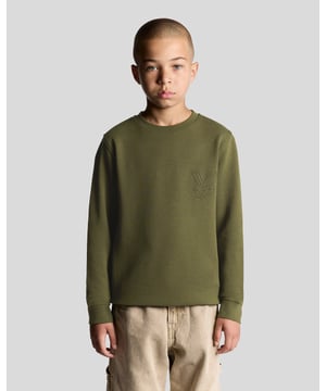 Een klassieke sweater met ronde hals en reliëf-adelaardetails voor textuur en stijl. Comfortabele regular fit, perfect voor dagelijks gebruik. - Zachte, duurzame stof - Geribbelde manchetten en zoom - Gemakkelijk te combineren en de hele dag te dragen