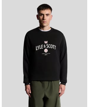 Verleihen Sie Ihren lässigen Outfits mit diesem grafischen Rundhals-Sweatshirt etwas Charakter. Das weiche, bequeme Material bietet dank der entspannten Passform und dem auffälligen Grafikdruck einen mutigen, modernen Look. - Weicher, kuscheliger Stoff für Komfort im Alltag - Normale Passform für mehr Bewegungsfreiheit - Auffälliger Grafikdruck auf der Vorderseite - Gerippter Kragen, Bündchen und Saum