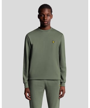 Blijf comfortabel en klaar voor actie in deze lichtgewicht sweatshirt, ontworpen voor ademend vermogen en bewegingsvrijheid. De normale pasvorm en zachte stof maken het een perfect laagjesitem voor sport of vrije tijd. - Lichtgewicht stof voor ademend vermogen - Normale pasvorm voor comfortabel draagcomfort - Zachte touch voor de hele dag comfort - Geribbelde manchetten en zoom voor een nette afwerking