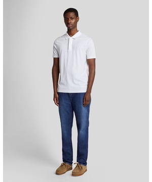 Klar, vielseitig und zeitlos. Diese Slim Fit 5-Pocket-Jeans ist für den Alltag gemacht und bietet eine stromlinienförmige Silhouette mit genau dem richtigen Stretch für Komfort und Bewegungsfreiheit. Ein zeitloses Basic für Ihre Garderobe. - Schmale Passform mit moderner, taillierter Form - Klassische 5-Pocket-Konstruktion für Funktionalität - Strapazierfähiger Denim mit zusätzlichem Stretch für Komfort - Vielseitiger Stil, passend für lässige oder elegante Outfits
