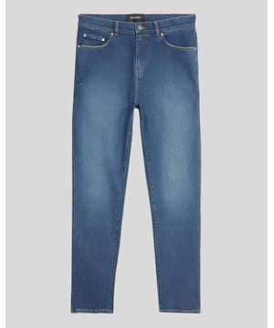 Klar, vielseitig und zeitlos. Diese Slim Fit 5-Pocket-Jeans ist für den Alltag gemacht und bietet eine stromlinienförmige Silhouette mit genau dem richtigen Stretch für Komfort und Bewegungsfreiheit. Ein zeitloses Basic für Ihre Garderobe. - Schmale Passform mit moderner, taillierter Form - Klassische 5-Pocket-Konstruktion für Funktionalität - Strapazierfähiger Denim mit zusätzlichem Stretch für Komfort - Vielseitiger Stil, passend für lässige oder elegante Outfits