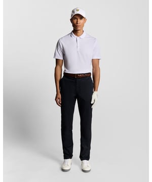 Beweeg moeiteloos door je spel in deze stretch chinos. Ontworpen voor prestaties en stijl, combineren ze moderne tailoring met praktische details die je klaar houden, zowel op als naast de baan.

- Stretchstof ontworpen voor onbeperkte beweging
- Klassieke vijf-pocketstijl met duurzame afwerkingen
- Ritssluiting en knoopsluiting voor een schone, veilige pasvorm
- Gepaste silhouet die werkt van tee tot straat