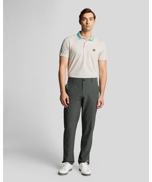 Deze broek is speciaal ontworpen voor de baan en combineert een klassieke stijl met prestatiegerichte stof. De normale pasvorm en het vijf-zakkenmodel houden je comfortabel en praktisch tijdens je wedstrijd. - Lichtgewicht, stretchmateriaal voor onbeperkte bewegingsvrijheid - Normale pasvorm voor een uitgebalanceerd silhouet - Vijf-zakkenmodel voor essentiële spullen onderweg - Veilige ritssluiting met knoopsluiting