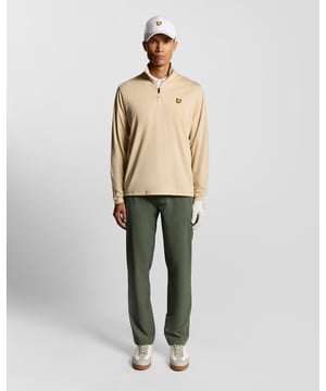 Deze broek is speciaal ontworpen voor de baan en combineert een klassieke stijl met prestatiegerichte stof. De normale pasvorm en het vijf-zakkenmodel houden je comfortabel en praktisch tijdens je wedstrijd. - Lichtgewicht, stretchmateriaal voor onbeperkte bewegingsvrijheid - Normale pasvorm voor een uitgebalanceerd silhouet - Vijf-zakkenmodel voor essentiële spullen onderweg - Veilige ritssluiting met knoopsluiting