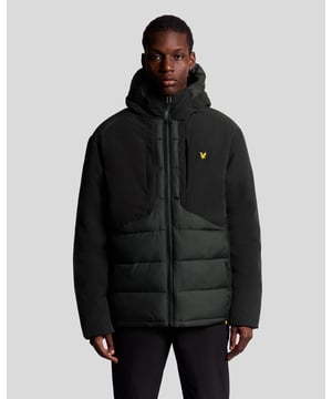 Entwickelt für Leistung und Stil. Diese sportliche Hybrid-Pufferjacke kombiniert gesteppte Isolierung mit Stretcheinsätzen und bietet Wärme und Flexibilität für aktive Tage. - Gesteppte, wattierte Vorderseite für Wärme - Stretchmaterial an Ärmeln und Rücken für Bewegungsfreiheit - Durchgehender Reißverschluss mit Stehkragen - Normale Passform für Komfort und Bewegungsfreiheit