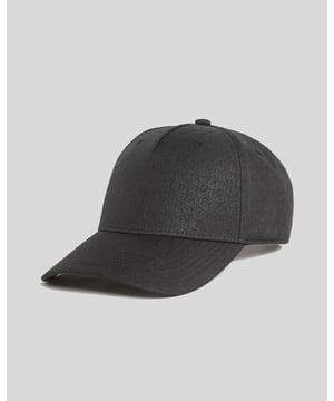 Modern und dezent. Diese Baseballkappe verfügt über ein dezentes, farblich abgestimmtes Monogrammmuster mit einer klaren, strukturierten Form für den Alltag. - Ton-in-Ton-Monogramm-Stoffdesign - Gebogener Schirm mit genähten Einsätzen - Verstellbarer Riemen hinten