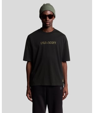 Lounge-T-Shirt für Herren mit auffälliger Grafik und übergroßer Passform. Komfortabel und stilvoll mit weichem Tragegefühl, Statement-Print und dezent gesticktem Branding – perfekt für die Freizeit. - Gerippter Rundhalsausschnitt für ein sauberes Finish - Auffälliger Grafikprint auf der Brust - Normale Passform für Komfort im Alltag