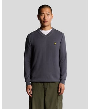 Zacht en tijdloos. Deze katoenen merino V-hals trui biedt een regular fit met ademende warmte en een klassiek ontwerp, perfect voor het dragen in lagen door de seizoenen heen.

- Katoen en merinowolmix voor comfort
- Klassiek V-halsmodel
- Rib gebreide manchetten en zoom voor vormbehoud
- Regular fit voor veelzijdig laagjes dragen
- Plat drogen om de vorm te behouden. Niet ophangen