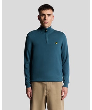 Klassieke lagen met een moderne twist. Deze 1/4 zip trui van katoen en merinowol biedt een regular fit, ademende warmte en een veelzijdig ontwerp dat ideaal is voor de overgangsseizoenen.

- Katoen en merinowol mix voor comfort
- 1/4 zip met staande kraag
- Ribgebreide boorden en zoom voor het behouden van de vorm
- Regular fit voor flexibele lagen
- Plat drogen om de vorm te behouden. Niet ophangen