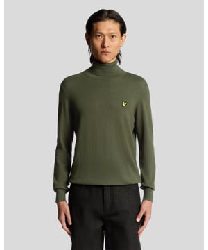 Weich, atmungsaktiv und gemütlich. Dieser Turtleneck-Pullover aus Baumwolle und Merinowolle bietet eine entspannte Passform mit natürlicher Isolierung und einem klassischen Rippkragen, perfekt zum Schichten in kühlerem Wetter.

- Baumwolle- und Merinowollmischung für Wärme
- Entspannte Passform für Komfort
- Ripp-Turtleneck und Bündchen
- Leicht und dennoch isolierend
- Flach trocknen, um die Form zu bewahren. Nicht aufhängen