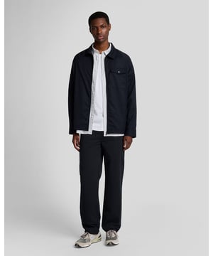 Schmal geschnittene Chinos, entworfen für modernen Komfort und Stil. Hergestellt aus strapazierfähigem Material mit einem Kordelzugbund für eine optimale Passform und praktischen Taschen für den Alltag.

- Strapazierfähiges Material mit glatter Oberfläche
- Kordelzugbund für anpassbaren Komfort
- Schmal zulaufendes Bein für eine elegante Silhouette
- Mehrere Taschen für praktische Aufbewahrung