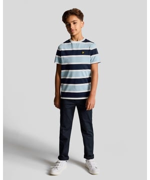Ein smarter Klassiker für junge Garderoben, diese Chinos vereinen Komfort mit einem klassischen Look. Aus weichem Baumwollstoff gefertigt, begleiten sie mühelos von der Spielzeit bis zu Familienanlässen.

- Weicher Baumwollstoff für ganztäglichen Komfort
- Maßgeschneiderte Passform für eine gepflegte Silhouette
- Elastischer Bund für ein einfaches Anziehen
- Klassisches Fünf-Taschen-Design für Praktikabilität