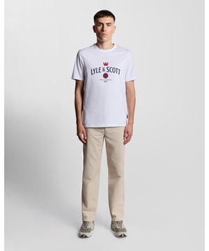 Tapered chino's ontworpen voor modern comfort en stijl. Gemaakt van duurzaam materiaal met een trekkoord in de taille voor een perfecte pasvorm en praktische zakken voor dagelijks gebruik.

- Duurzaam materiaal met een gladde afwerking
- Trekkoord in de taille voor verstelbaar comfort
- Tapered pijp voor een slanke silhouet
- Meerdere zakken voor praktische opbergruimte