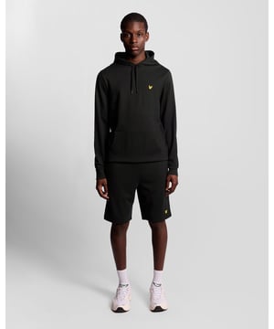 Bleiben Sie cool und aktiv in diesen Slim-Fit-Sweatshorts aus leichtem Stoff für Atmungsaktivität und Komfort während Ihres Trainings oder Ihrer Freizeit. - Slim-Fit mit modernem Schnitt - Leichter, atmungsaktiver Stoff - Elastischer Bund mit Kordelzug - Seitentaschen für das Nötigste - Weiche, gebürstete Innenseite für Komfort