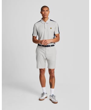Maak kennis met onze lichtgewicht Golf Tech Shorts, een onmisbare aanvulling op de lentecollectie voor de veeleisende man. Deze shorts zijn zorgvuldig vervaardigd uit een hoogwaardige mix van 75% nylon en 25% elastaan ​​voor superieur comfort en flexibiliteit op de baan. Ontworpen om functionaliteit en een verfijnde esthetiek vakkundig te combineren, hebben ze twee ruime zijzakken en twee achterzakken voor extra gebruiksgemak, terwijl het gouden geborduurde adelaarlogo elegant de linkerbovenpijp siert. - Samenstelling: 75% nylon, 25% elastaan ​​- Pasvorm: Normaal - Logo: Gouden geborduurde adelaar - Locatie logo: Linkerbovenpijp - Functionaliteit: Twee zijzakken en twee achterzakken Verrijk je golfgarderobe met deze luxe shorts, perfect voor zowel prestaties als een verfijnde stijl dit seizoen.