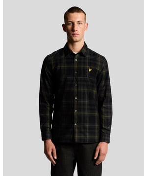 Dieses Hemd aus weichem Cord mit Schottenkaro bietet klassische Wärme und Struktur mit einem frischen, kräftigen Muster. Mit Button-Down-Kragen und entspannter Passform eignet es sich als bequeme Schicht für kältere Tage oder als eigenständiges Kleidungsstück. - Weicher Cordstoff für Komfort und Strapazierfähigkeit - Kräftiges Tartan-Karomuster für zeitlosen Stil - Button-Down-Kragen für ein gepflegtes Finish - Lockere Passform für bequemen, unkomplizierten Tragekomfort