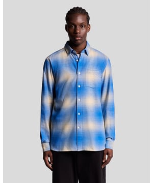 Gemaakt van zacht flanel, biedt dit ombre geruite overhemd warmte en een subtiele verloopontwerp voor een moderne twist op een klassiek uiterlijk. Met knoopdetails en een relaxed fit is het perfect om te combineren of solo te dragen in de koelere seizoenen.

- Zachte flanellen stof voor warmte en comfort
- Ombre ruitpatroon voegt een eigentijdse stijl toe
- Knoopsluiting aan de voorkant en kraag voor een klassieke uitstraling
