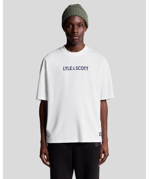 Men’s lounge t-shirt with bold graphic and oversized fit. Designed for comfort and style with a soft feel, statement print and subtle embroidered branding - perfect for casual wear.
- Ribbed crew neck for a clean finish - Striking graphic print on chest - Regular fit for everyday comfort